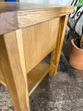 Load image into Gallery viewer, Oak Side Table