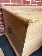 Load image into Gallery viewer, Solid Pine Blanket Box