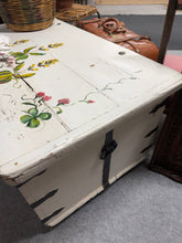 Load image into Gallery viewer, Swedish Chest