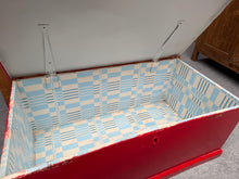 Load image into Gallery viewer, Retro Blanket Box