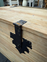 Load image into Gallery viewer, Pine Blanket Box