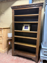 Load image into Gallery viewer, A sturdy oak bookcase with five spacious shelves, ideal for displaying books and decorative items. This pre-loved piece shows gentle signs of use with minor surface marks, but remains in solid structural condition. A practical storage solution with the timeless appeal of natural oak.
Delivery Available
Overall Dimensions
98cm wide x 37cm deep x 173cm high 