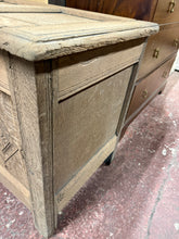 Load image into Gallery viewer, Stripped Oak Blanket Box
