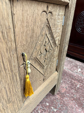 Load image into Gallery viewer, Stripped Oak Blanket Box