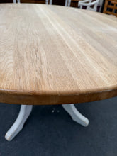 Load image into Gallery viewer, Oak Round Table