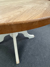 Load image into Gallery viewer, Oak Round Table
