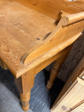 Load image into Gallery viewer, Solid Pine Washstand