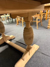Load image into Gallery viewer, Extendable Oak Table