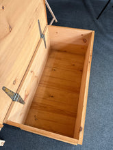 Load image into Gallery viewer, Pine Blanket Box