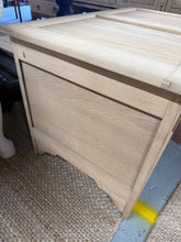 Load image into Gallery viewer, Oak Blanket Box