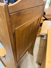 Load image into Gallery viewer, Vintage Lambing Chair