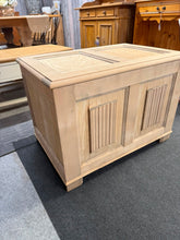 Load image into Gallery viewer, Stripped Oak Blanket Box