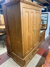 Load image into Gallery viewer, Country Pine Wardrobe