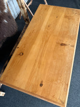 Load image into Gallery viewer, Pine Blanket Box