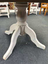 Load image into Gallery viewer, Oak Round Table