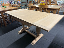 Load image into Gallery viewer, Extendable Oak Table