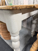 Load image into Gallery viewer, Scrub Top Table