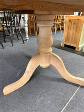 Load image into Gallery viewer, Pine Round Table