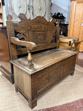 Load image into Gallery viewer, Carved Oak Settle