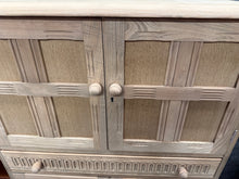 Load image into Gallery viewer, Oak Drinks Cabinet