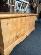 Load image into Gallery viewer, Pine Blanket Box