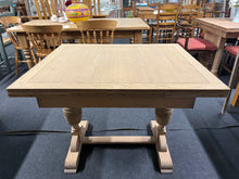 Load image into Gallery viewer, Extendable Oak Table