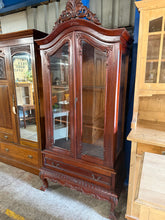 Load image into Gallery viewer, Elevate your home with this exquisite Ornate Display Dresser, a timeless piece that combines elegance with practicality. Featuring ornamental detailing throughout, this dresser showcases two adjustable shelves perfect for displaying treasured collections, books, or decorative items, plus a generous drawer below for concealed storage. Well-maintained and built to last, it's an ideal focal point for any room seeking character and sophistication.
Delivery Available
Overall Dimensions
93cm wide x 45cm deep x