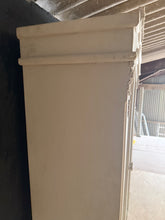 Load image into Gallery viewer, Armoire