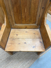 Load image into Gallery viewer, Vintage Lambing Chair