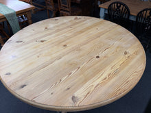 Load image into Gallery viewer, Pine Round Table
