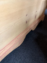 Load image into Gallery viewer, Solid Pine Blanket Box