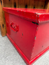 Load image into Gallery viewer, Retro Blanket Box