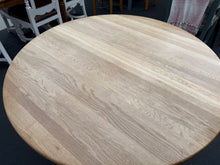 Load image into Gallery viewer, Oak Round Table