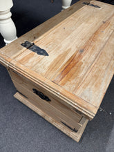 Load image into Gallery viewer, Pine Blanket Box