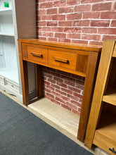 Load image into Gallery viewer, This beautiful hardwood console table is sturdy and well-maintained. While it shows a few minor marks, they don’t detract from its charm. It features a spacious long drawer at the front, perfect for keeping your essentials organised.
Overall Dimensions
90cm wide x 30cm deep x 85cm high
DELIVERY AVAILABLE
For our other items see our website https://fossewayfurniture.co.uk
collection from our shop at cv36, our collection zone at bs36 or otherwise delivery is available