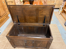 Load image into Gallery viewer, Oak Blanket Box