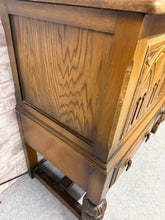 Load image into Gallery viewer, Oak Blanket Box