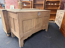 Load image into Gallery viewer, Large Oak Coffer