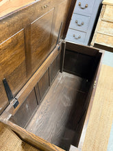 Load image into Gallery viewer, Oak Blanket Box