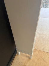 Load image into Gallery viewer, Armoire