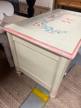 Load image into Gallery viewer, Solid Pine Blanket Box