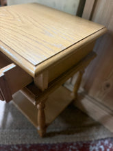 Load image into Gallery viewer, Oak Side Table