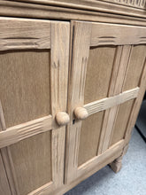 Load image into Gallery viewer, Oak Drinks Cabinet