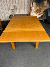 Load image into Gallery viewer, Oak Extendable Table