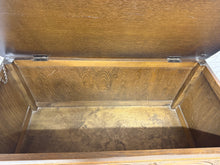 Load image into Gallery viewer, Oak Blanket Box
