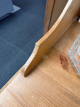 Load image into Gallery viewer, Pine Washstand