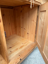 Load image into Gallery viewer, Pine Washstand