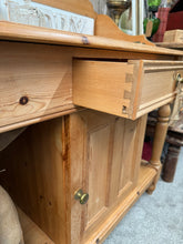 Load image into Gallery viewer, Pine Washstand