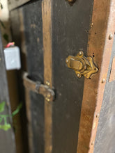 Load image into Gallery viewer, Old Travelling Case