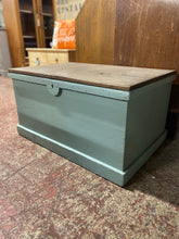Load image into Gallery viewer, Pine Blanket Box